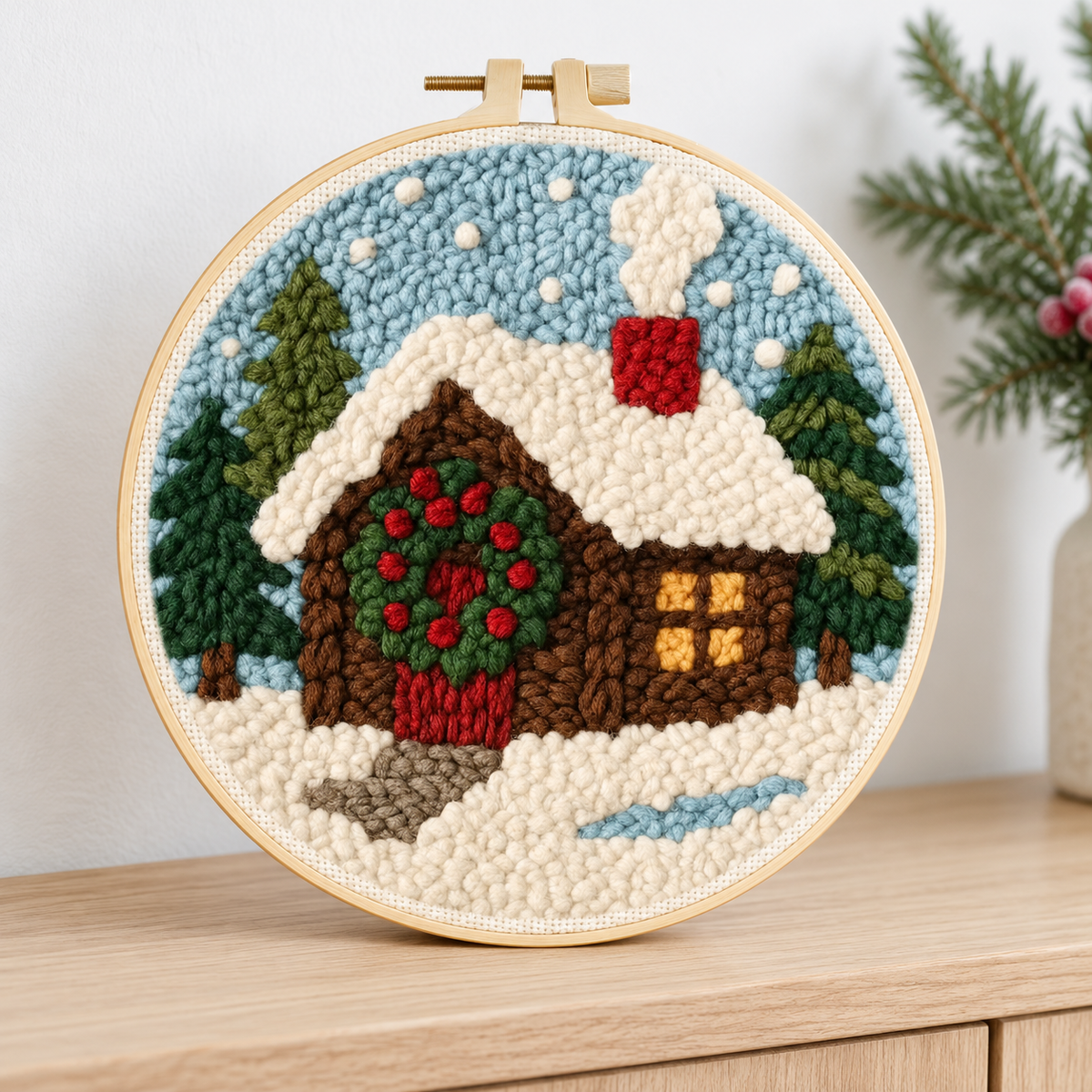 Winterhausmotiv mit verschneitem Holzhäuschen und grünem Türkranz in einer winterlichen Wohnszene.